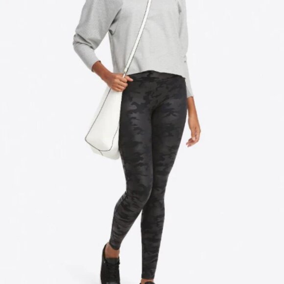 SPANX Vegan Faux Leather Matte Black Camo Leggings 20185R Size Small EUC - Picture 1 of 8